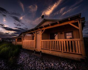 -Pet Friendly- Miners Cabin #5 -Two Double Beds - Private Balcony - Tombstone - Budova