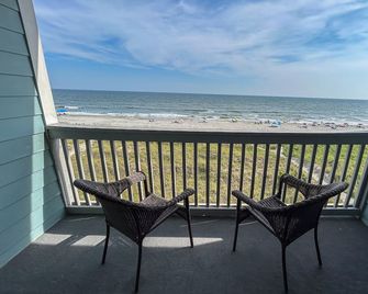 Lovely oceanfront condo in Crescent Beach. Outdoor pool. - North Myrtle Beach - Balcón