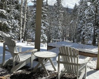 2 Min to Kananaskis! Beautifully Furnished 1640 sq ft Lower Suite on Acreage. - Bragg Creek - Patio