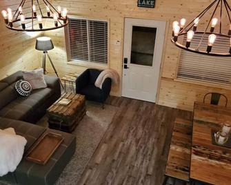 Iconic A-Frame in Spruce Sands - Gimli - Sala de estar
