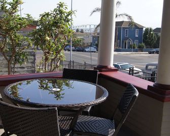 Beautiful Upgraded Unit W/ Private Patio/Bbq. Mins. To Dt, Zoo, Airport, Beaches - São Diego - Varanda