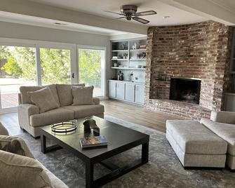 Secluded Home w/pool located 5 mins from American River - Carmichael - Living room