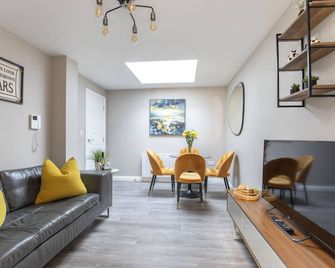 Elliot Oliver - Modern 2 Bedroom Town Centre Apartment - Cheltenham - Living room