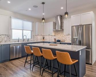 Modern Whole Duplex - Sleeps 24! Both sides, 2 hot tubs, garages, ski in/out! - Armstrong - Kitchen