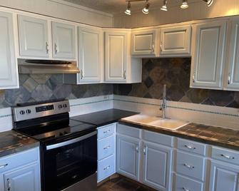 Newly renovated 2nd floor condo — 150 yards from Mama’s Beach! - Paia - Kitchen