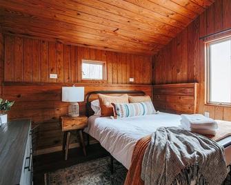 Acute Lodge: Boho, Romantic Getaway in Nelson Co. - Lovingston - Bedroom