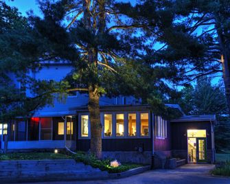 Pine Lodge Inn - Port Sydney - Building