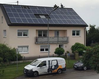 Monteurwohnung Möbiliert 80 qm Ferienwohnung - Bachhagel - Budova