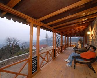 Chevron Eco Lodge - Kausani - Balkon