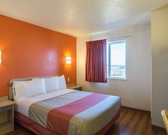 Motel 6 Dale - Dale - Bedroom