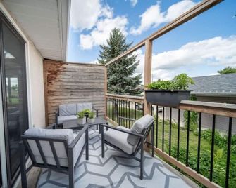 Bright & Convenient b/w 2 Parks - Steinbach - Balcony