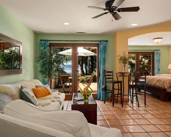 Premium Lakeside Casita On Gorgeous Ceago Vinegarden Winery Property - Nice - Living room