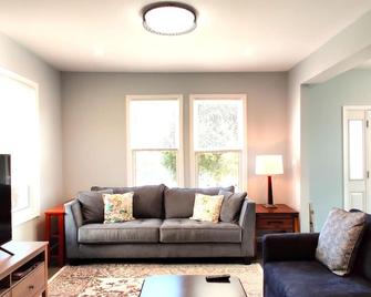 Spacious Elegantly Furnished 4BR House in Great Location in Baltimore - Catonsville - Living room