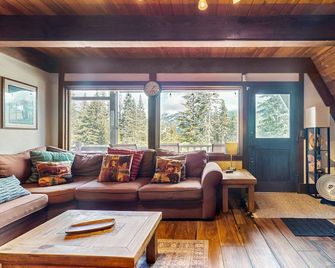 Ski-in/out A-frame duplex with deck, woodstove & firepit - Snoqualmie Pass - Living room