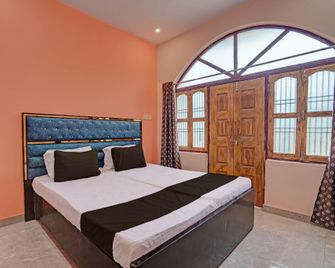 Hotel O Purvi Ganga P.Guest House - Varanasi - Bedroom