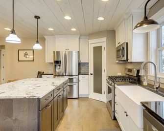 Getaway w/ Private Acreage in the Minneapolis Area - Medina - Kitchen