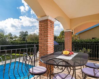 Apartment Lara with pool - Vrsar - Balkon