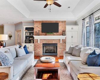 Private All En-Suite Golf Retreat - Vass - Living room