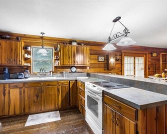 Deer Bend Log Cabin: Woodsy-Beautiful Escape, Sleeps 8, Potbelly Stove, Fire Pit - Bedford - Keuken