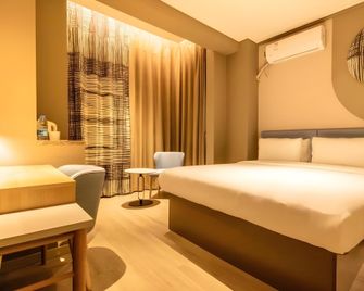 Home Inn Neo Yantai Erma Road Binhai Plaza Seaside Bathing Beach - Yantai - Bedroom