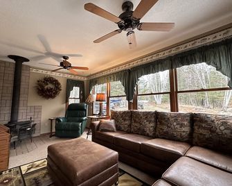 Bayside Fish Camp and Family Retreat - 1.5 Acres - Crane Lake - Living room