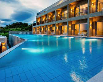 Jeju Nueve Poolvilla & Resort - Jeju City - Pool