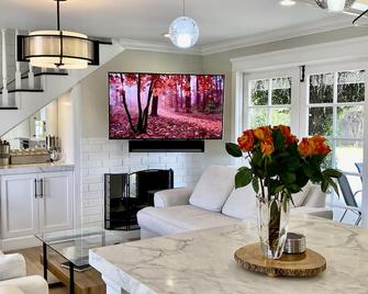 Beautiful Family Home! Pool, Spa, Large Private Backyard Near Disneyland & Beach - Santa Ana - Living room