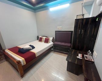 Panmozhi residency - Tiruvannāmalai - Спальня