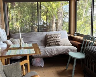 Belgrade Lakes Maine Great Pond Private 2-Bedroom Cottage 15 Feet From Water - Belgrade - Sala de estar