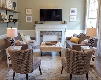 Historic Jefferson French Townhouse - Jefferson - Living room