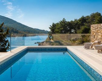 Beachfront Villa Grain of Salt with Pool - Vela Luka - Bazén