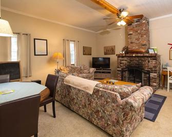 Karr Beach House On Franklin - Seaside - Living room