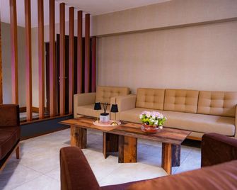 Puzzle Hotel Airport Frankfurt - Bischofsheim - Sala de estar