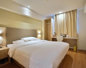 Hanting Hotel Qingdao Taidong Pedestrian Street - تشينغداو - غرفة نوم