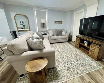 The Waechter Farmhouse | A Cozy Homestead Retreat - Canistota - Sala de estar