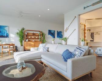 Pavones - Tropical Oceanfront 1 Bedroom Apartment by Triang Villas - Tabanan - Sala de estar