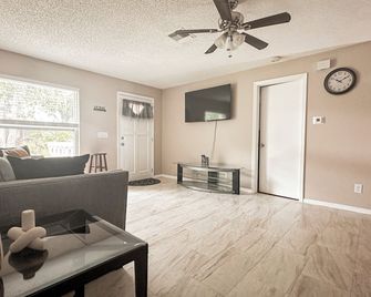Cozy 3BR Family Home w/Office, Full Kitchen & Peaceful Vibe - Palm Bay - Living room