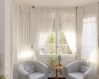 Ally's Guest House Barcelona B&B - Barcelona