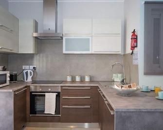 Comfort and Convenience flat 4 dad's court - Saint Paul’s Bay - Kitchen