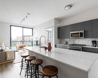 Luxe River West 3BR w/ Pool, Gym, Pet Area, A/C & Rooftop, by Blueground - Chicago - Kitchen