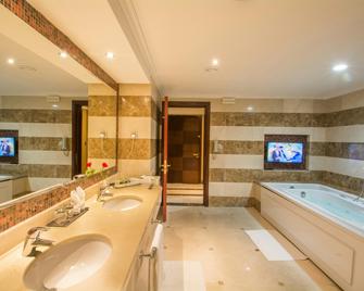 Al Aqeeq Madinah Hotel - Medina - Bathroom