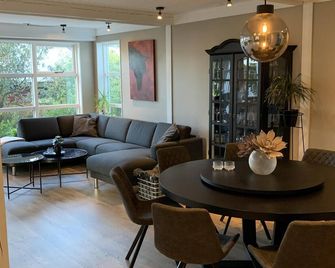 4 Bed House Sleeps 8 -Car Barbecue Balcony - Reikiavik