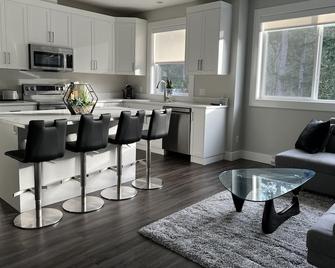 New Bright Luxurious & Clean Private Modern Suite with free Parking & A/C - Victoria - Cuisine