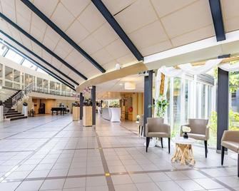 Stay in Comfort with Free Parking, Scenic Views, and On-Site Dining Options - Velsen-Zuid - Salónek