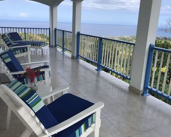 Hilltop Studio with ocean views, free daily breakfast and airport pickup. - Lucea - Balcony