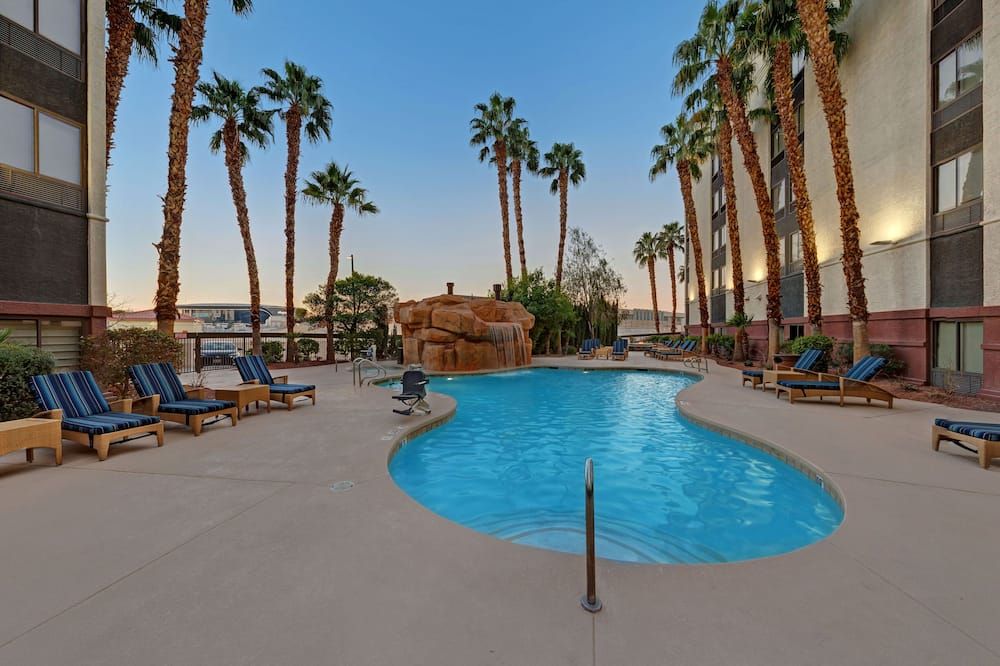 هامبتون إن تروبيكانا - لاس فيغاس - حوض السباحة