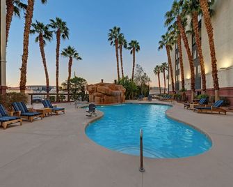 هامبتون إن تروبيكانا - لاس فيغاس - حوض السباحة