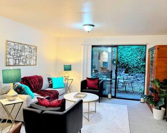 Cedar Heights w sauna n bonfire - Lynnwood - Living room