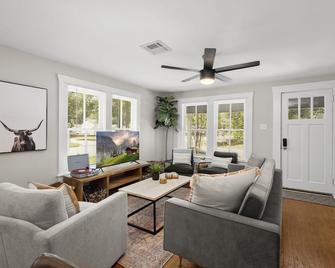 1930s Home, King bed, sleeps 8, Gameroom, walk to Main St - Tomball - Living room