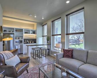 Stylish San Marcos Apt in the Heart of Dwtn! - San Marcos - Living room